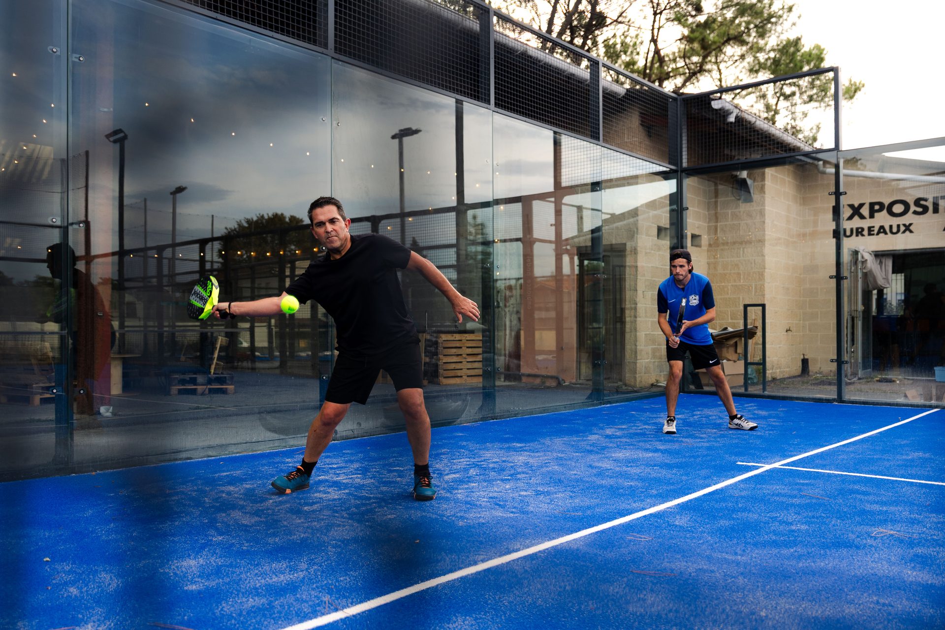 Joueur de padel en action sur un terrain du Punto à Boucau