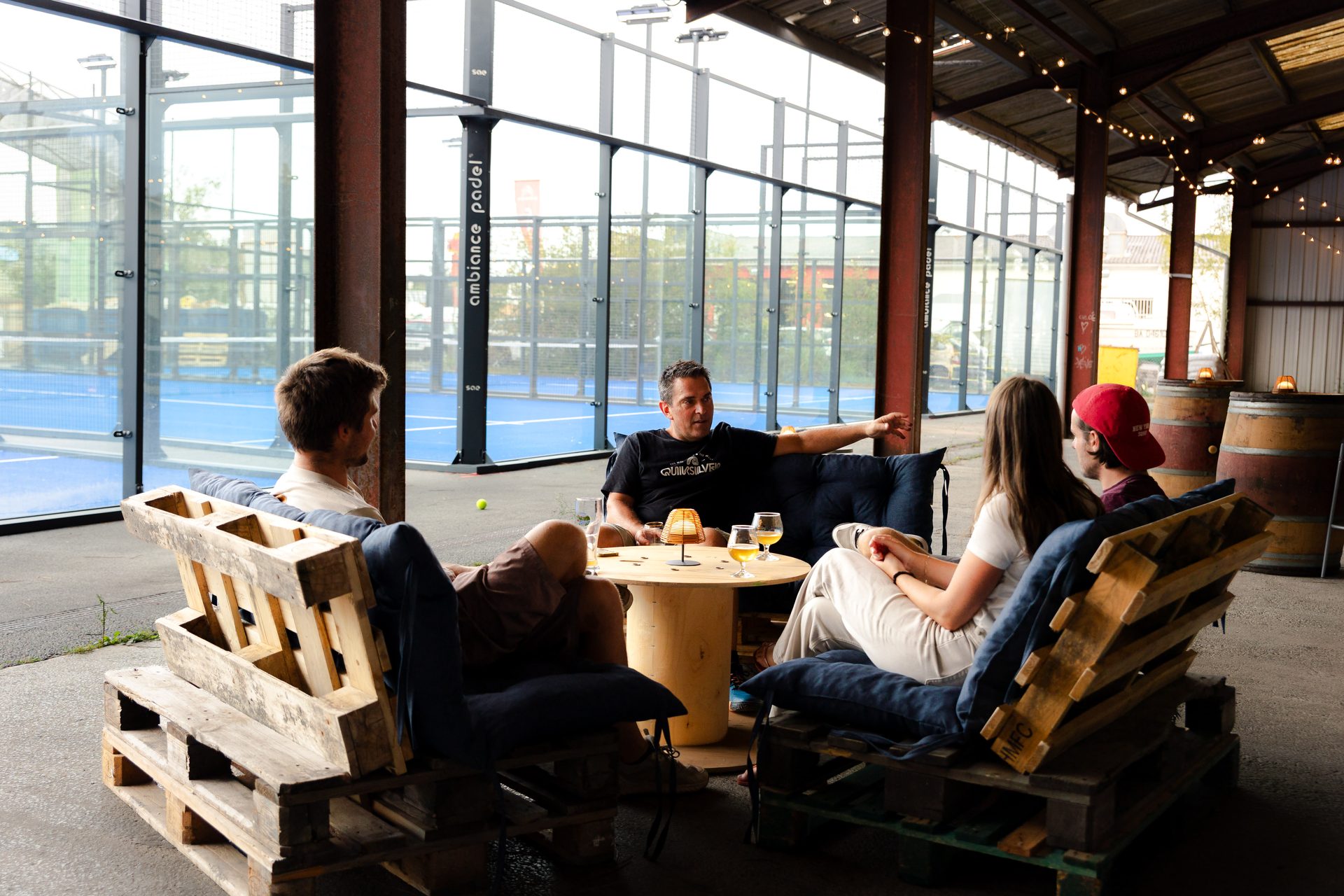 Après-match en terrasse face aux terrains de padel du Punto
