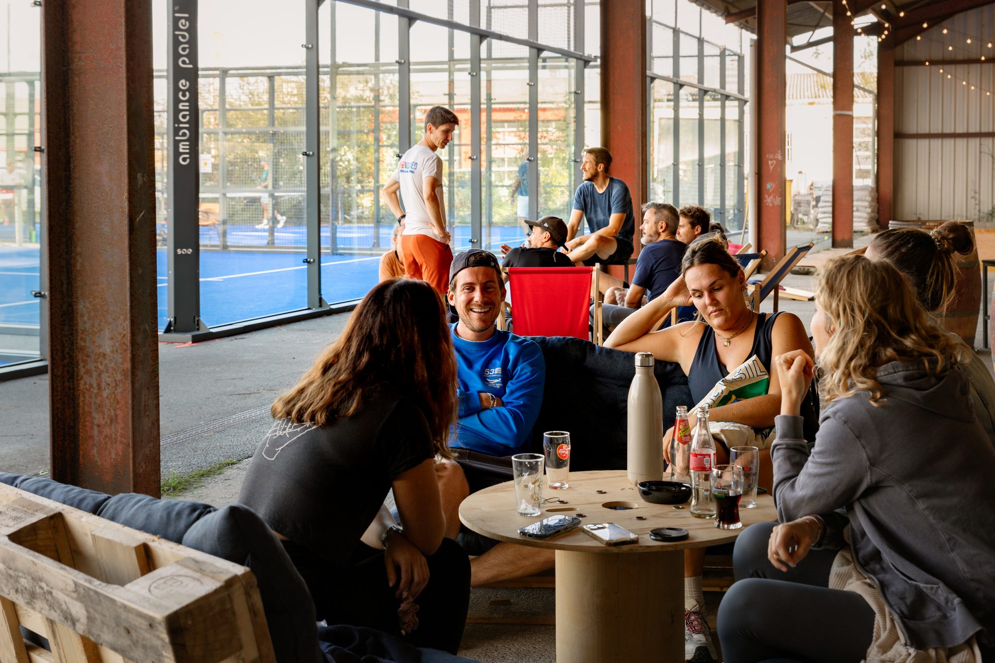 Amis au club-house du Punto, face aux terrains de padel