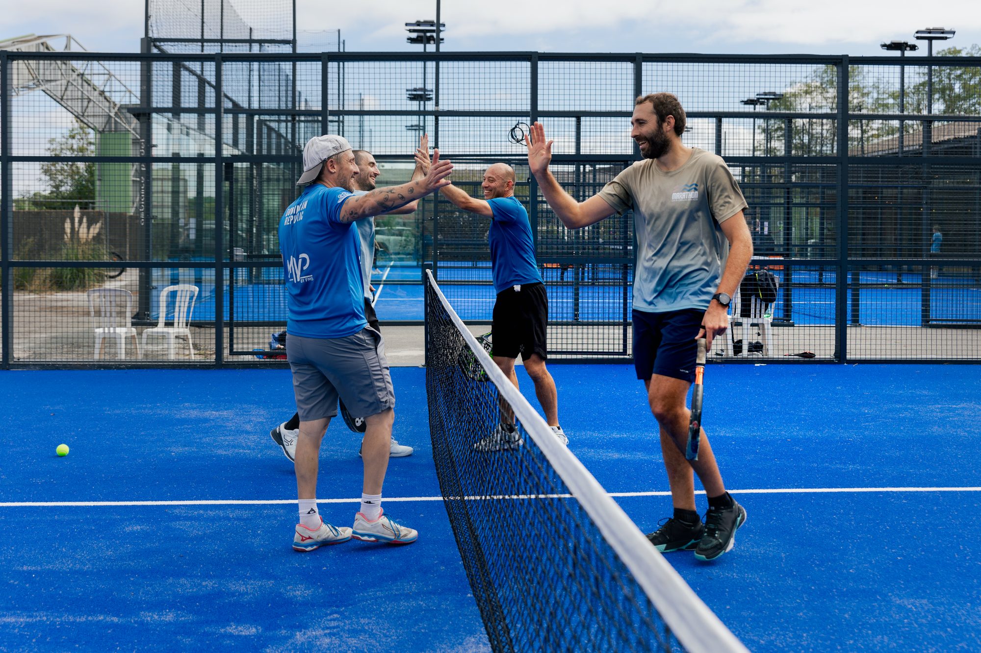 Joueurs qui se tapent dans la main après un point au Punto