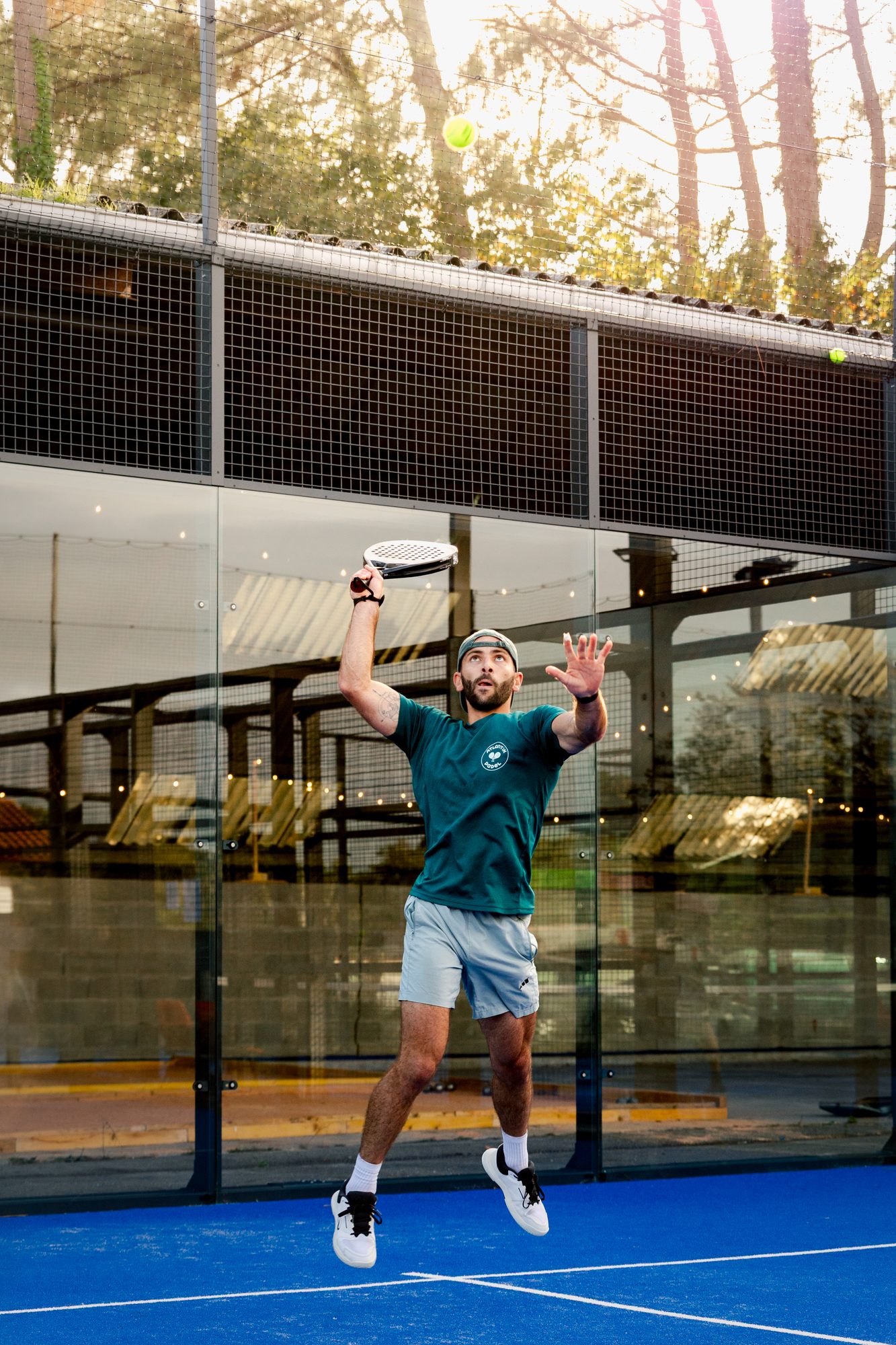 Joueur de padel en extension au service au Punto