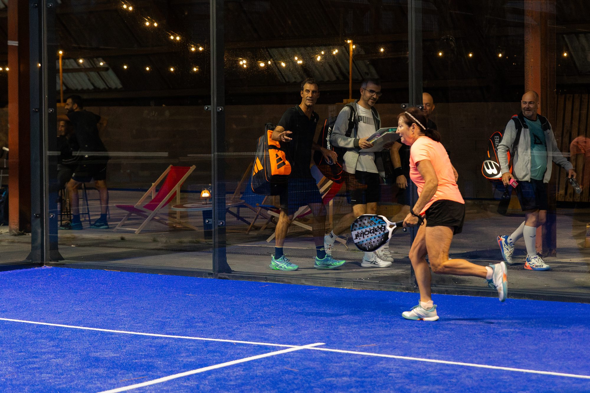 Joueuse sur le terrain, le club-house en fond