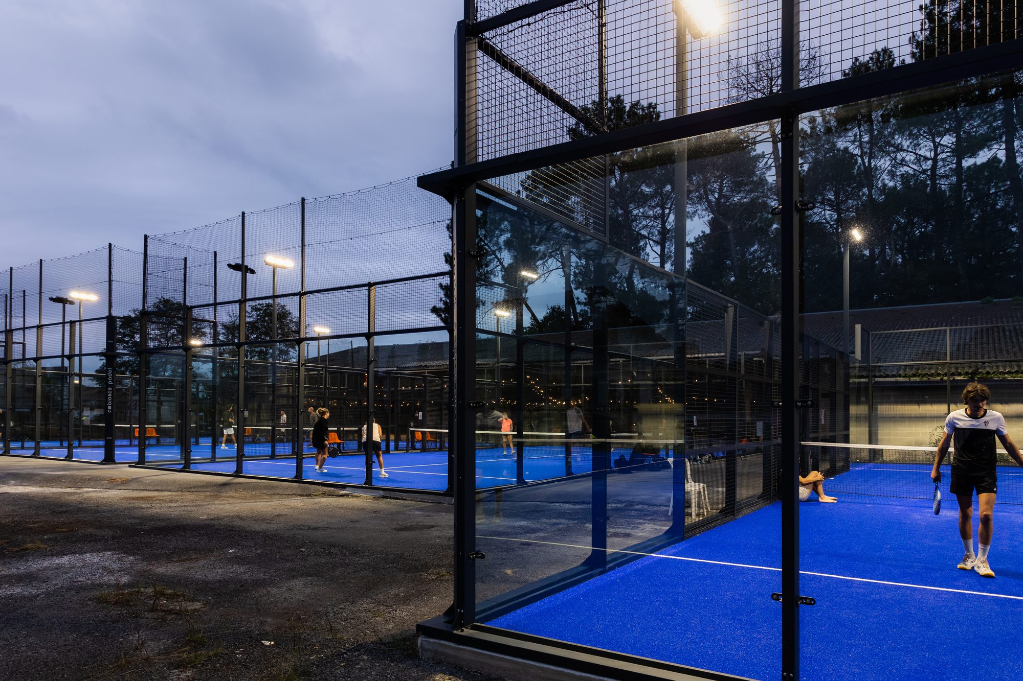Terrains de padel du Punto éclairés le soir